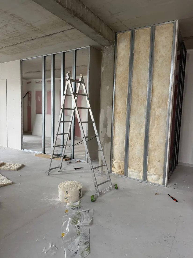 Vue d'ensemble du chantier de cloisons métalliques et d'isolation